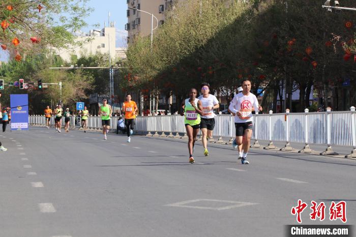 2024吐鲁番交河马拉松开赛：两千余名国内外选手