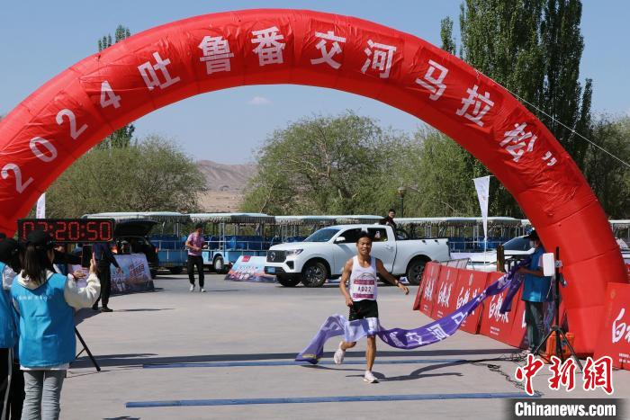 2024吐鲁番交河马拉松开赛：两千余名国内外选手