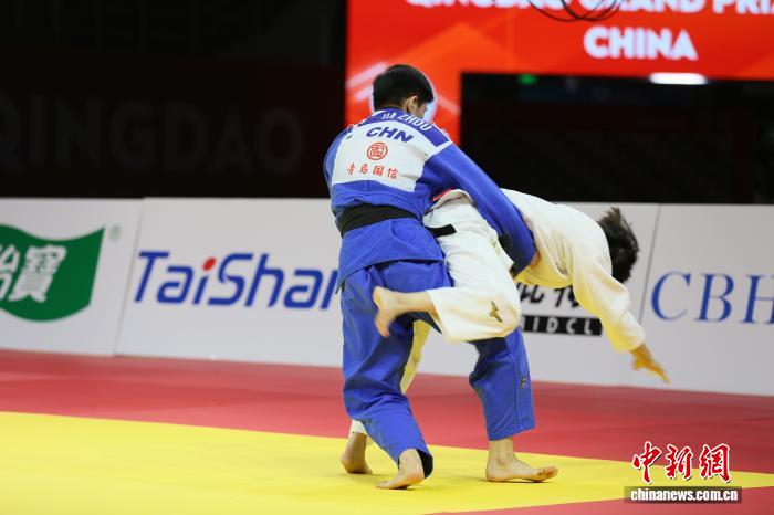 2025年国际柔联柔道大奖赛在青岛开赛，庄文娜斩