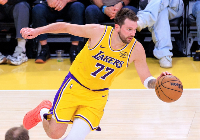 东契奇砍40+准三双创历史纪录 湖人双杀火箭豪取