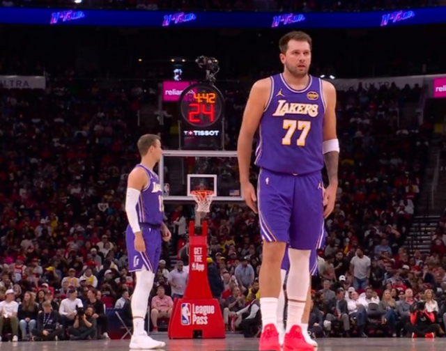 东契奇砍40+准三双创历史纪录 湖人双杀火箭豪取