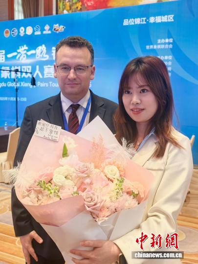 成都全球象棋双人赛收官 棋手赠玫瑰花致谢搭档