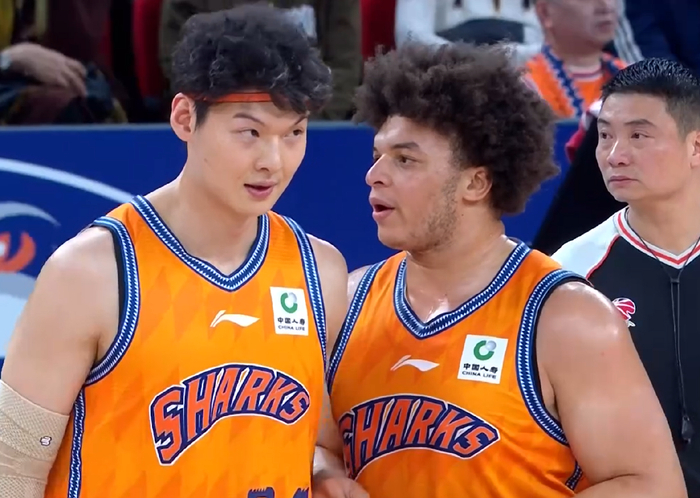 上海队大胜吉林21分创14连胜纪录 洛夫顿与教练冲