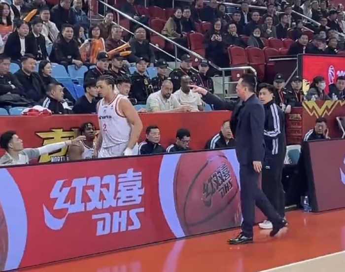 上海队大胜吉林21分创14连胜纪录 洛夫顿与教练冲