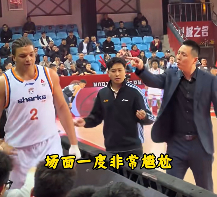 上海队大胜吉林21分创14连胜纪录 洛夫顿与教练冲