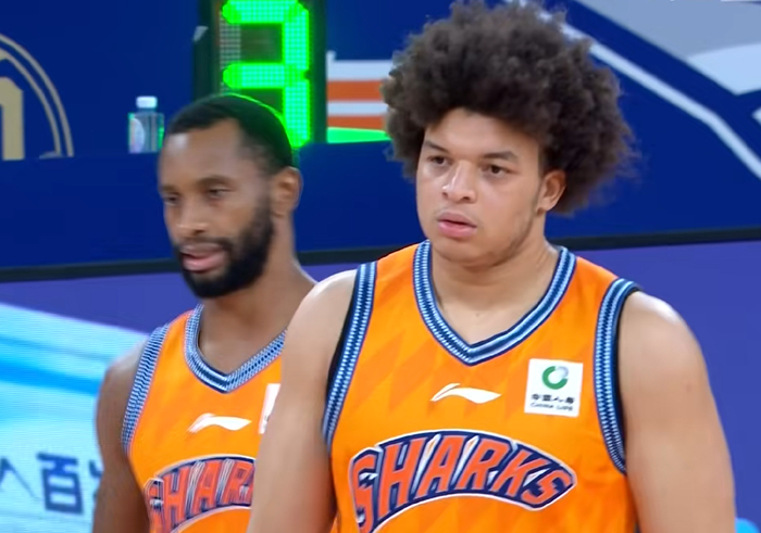 上海队大胜吉林21分创14连胜纪录 洛夫顿与教练冲