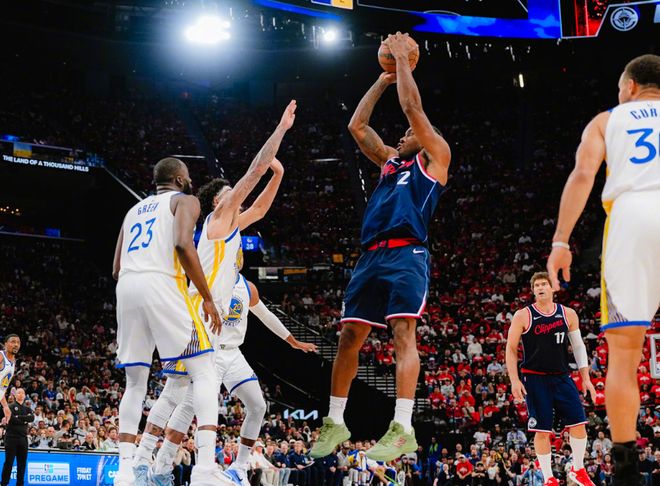 勇士逆转快船，库里统治力助球队笑到最后